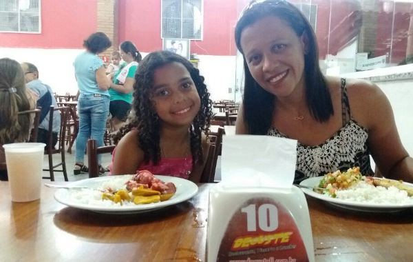 Erenilza e Amandha são todo sorriso no Deguste