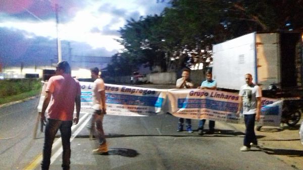 Desempregados bloqueiam estrada do Pontal em Linhares
