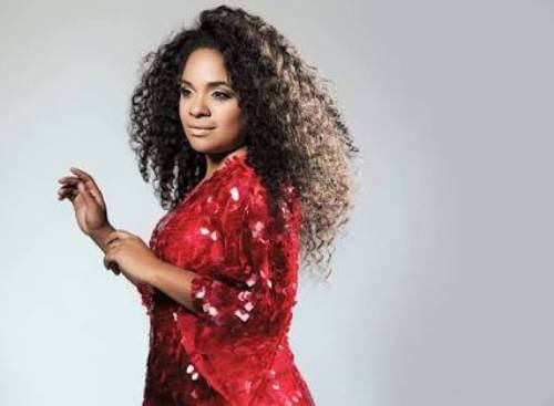 Cantora de SP em Linhares neste domingo