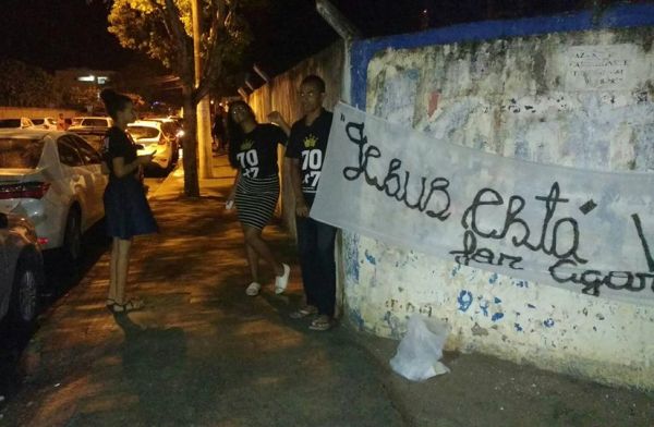 Jovens enfrentam chuva e fazem evangelização durante “Arrocha” em Linhares