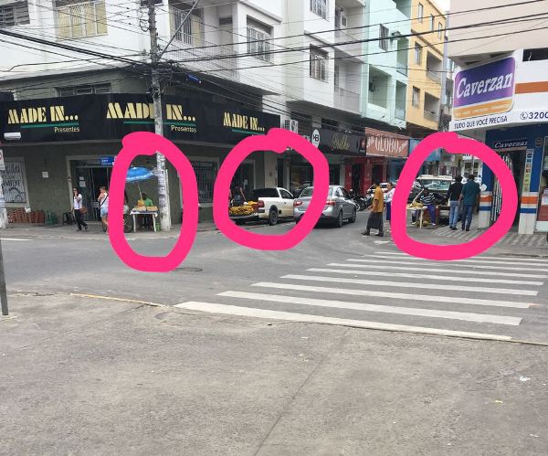 Centro: Ambulantes ocupam vagas no estacionamento e leitor reclama