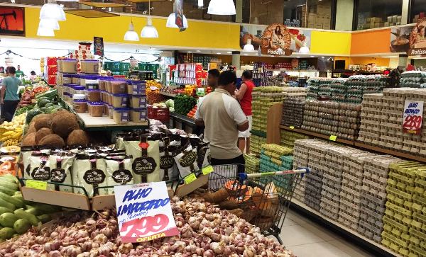Supermercado faz mega plantão e tem carne, peixe, ovos, alho, e mais na lista imperdível