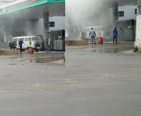 Que perigo! Carro pega fogo em pátio de posto de combustíveis em Linhares