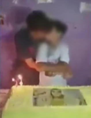 Beijo entre menino de 12 anos e namorado de 14 vira polêmica até durante missa
