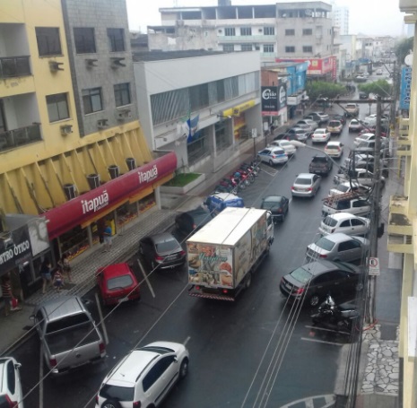 Chuva não atrapalha movimento no Centro de Linhares