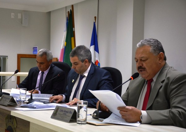 Vetos, aprovação de abono e leituras de projetos marcam sessão na CML