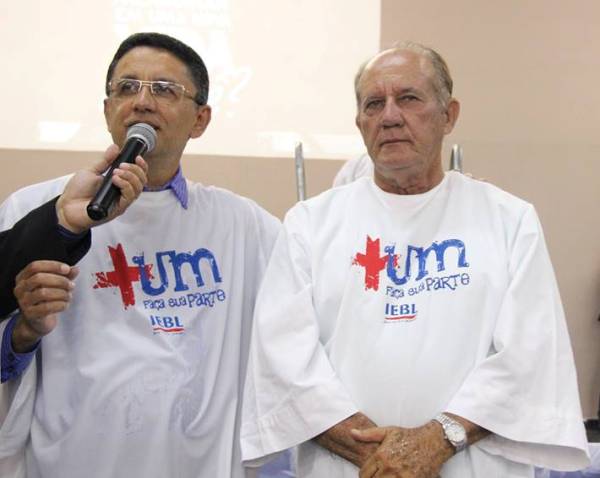 Luiz Durão é batizado em igreja evangélica de Linhares