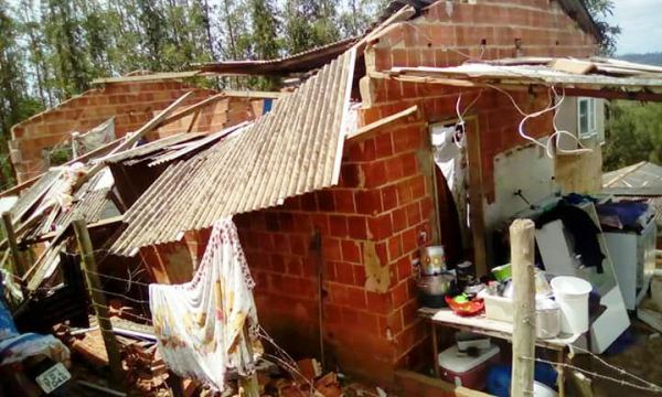 S.O.S: Temporal destrói telhado de casa e família precisa de ajuda no Guaxe