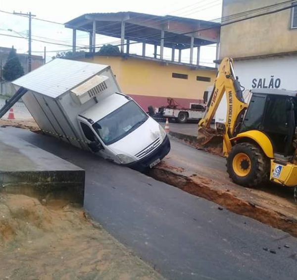 Carro cai em vala do Saae no Movelar