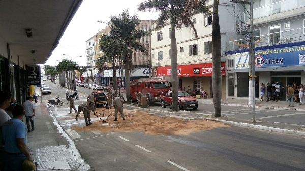 Combustível cai no asfalto durante acidente no Centro de Linhares
