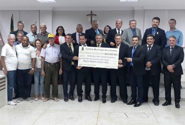 Vereadores mostram cheque que será entregue para investir no HGL