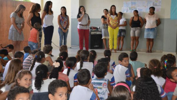 Uniforme escolar começa a ser distribuído para alunos da rede municipal