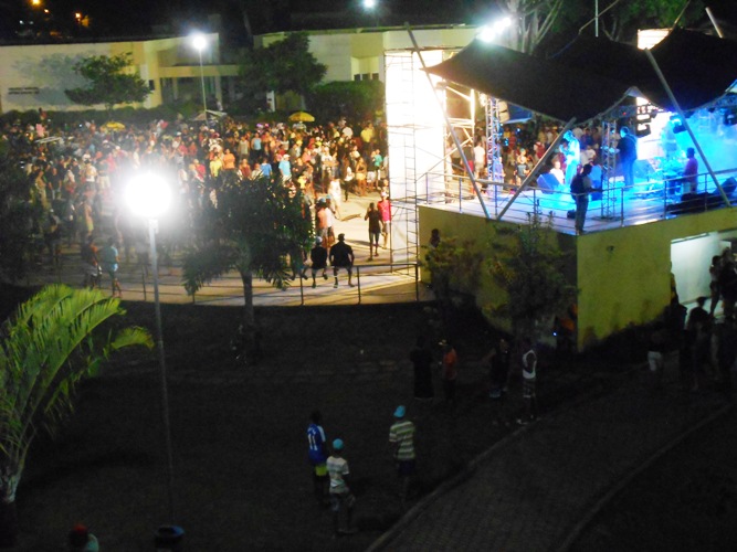 Aeróbica e muito rock'n roll : pais esquecem criança dentro de automóvel na Praça 22 de Agosto