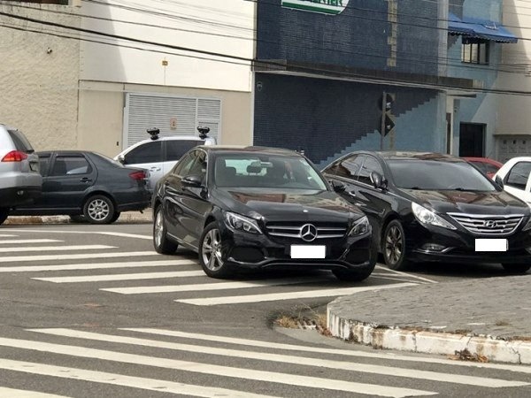 Motorista estaciona na faixa de pedestre e irrita internauta em Linhares