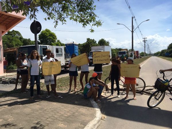 Sem transporte: Estudantes da rede estadual fazem protesto em Linhares