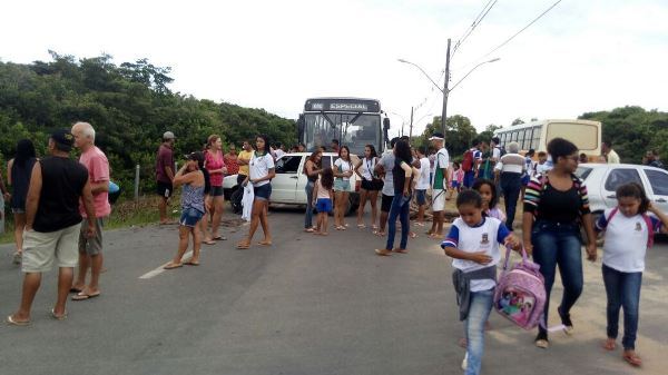 Estudantes e pais radicalizam e bloqueiam Estrada do Pontal
