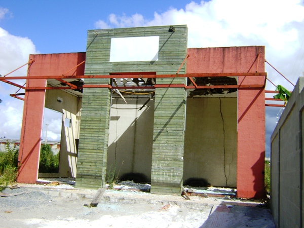 Laguna: moradora pede providências para imóvel abandonado