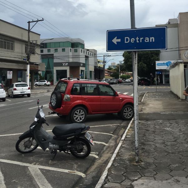 Mas o Detran não mudou? Leitor pede retirada de placa do Centro