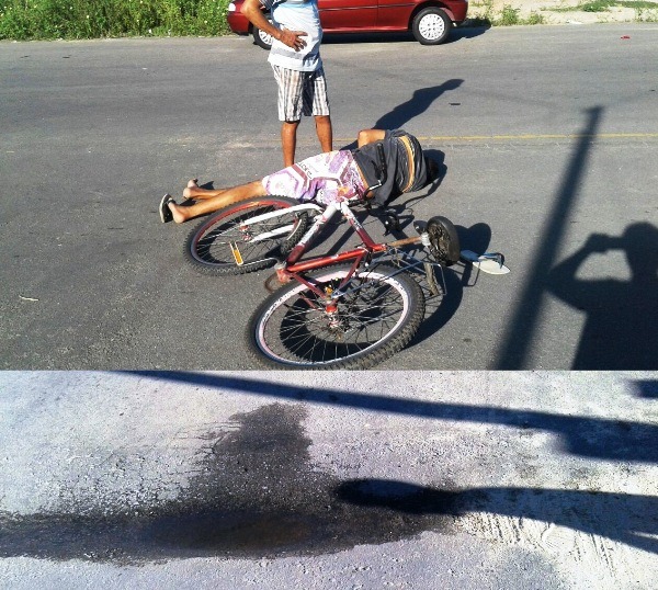 Ciclista sofre acidente por causa de buraco no Araçá