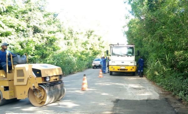 Manutenção e roçagem de estrada no interior de Linhares