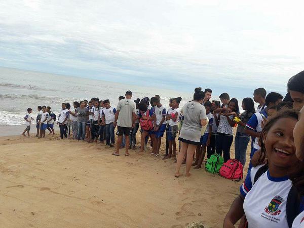 Lindo! Mais de 100 estudantes de Povoação participam de soltura de tartarugas