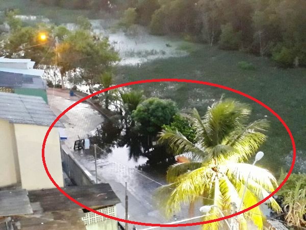 Cheia do Rio Pequeno: Água invade rua no Centro de Linhares