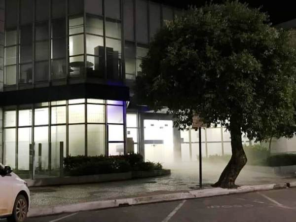 Fogo? Cena chama a atenção na Caixa Econômica, no Centro de Linhares