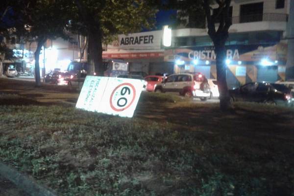 BNH: Vejam onde foi parar a placa de sinalização da BR-101