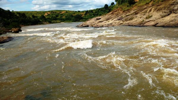 Impressionante! Veja vídeo da água que entra na Lagoa Juparanã e causa a enchente em Linhares