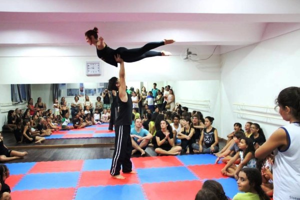 De graça: Aulas de jazz, balé, arte circense e ginástica rítmica em Linhares
