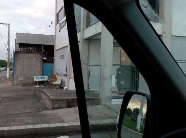 Homem nu é fotografado em frente à 16ª Delegacia Regional de Linhares