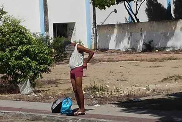 Moradores do Laguna pedem ajuda para que homem pare de ficar peladão na praça