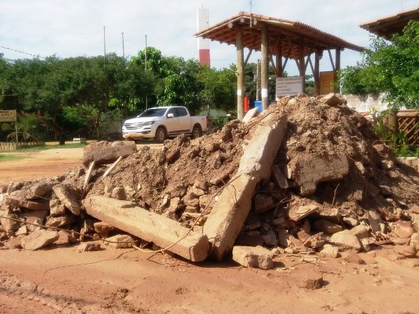 Regência: Verde, farol e entulhos logo na chegada da Vila