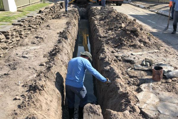 Rua do Centro de Linhares tem rede de esgoto substituída