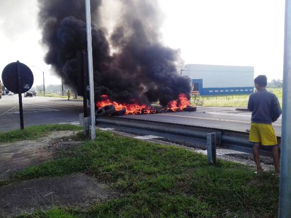 BR-101: Protesto de caminhoneiros complica tráfego em Bebedouro