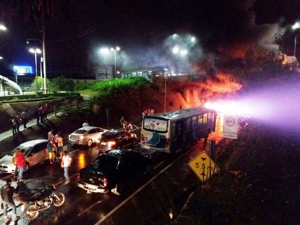 Cenas da greve dos caminhoneiros em Linhares: BR-101 volta a ser fechada