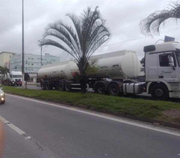 Fotos: Começa chegar gás, gasolina e diesel em Linhares