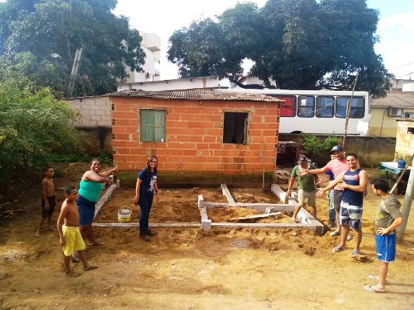 Universitários constroem casa para família carente de Bebedouro