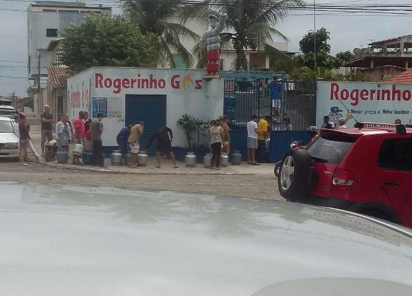 Fila para comprar gás em Linhares: Preço não aumentou, garante empresário