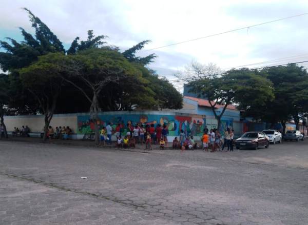 Moradores frustrados na fila para ganhar galinha e banana em Linhares