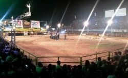 Linhares 213 anos: multidão canta “Parabéns” para Linhares na abertura do Rodeio
