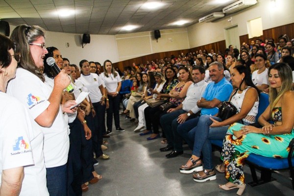 Saúde: Agentes comunitários recebem uniformes e kits com material de trabalho