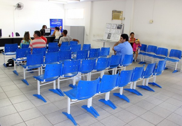 R$ 140 mil economizados na reciclagem de cadeiras e mesas que seriam leiloadas em Linhares