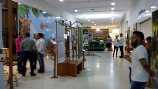 Aglomeração em espaço de shopping chama a atenção de leitor