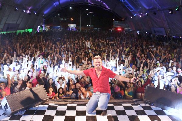 Alemão do Forró arrasta multidão na primeira noite do Forró Pontal2018