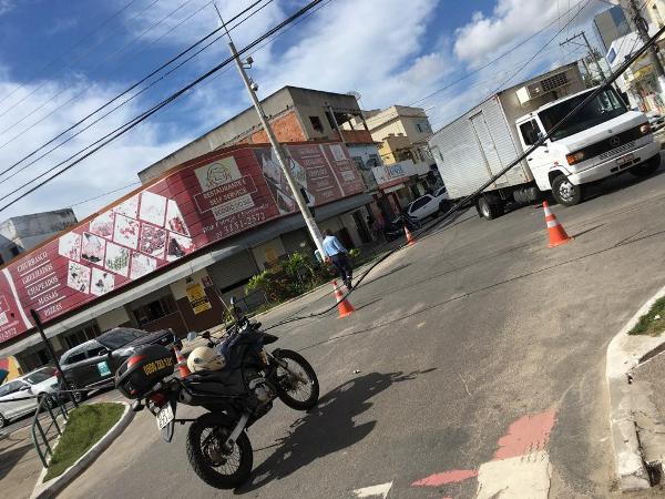 Sem internet: Caminhão derruba fiações no Centro de Linhares