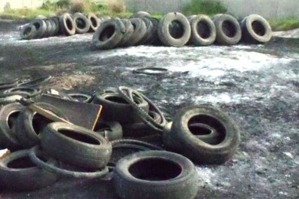 R$ 2 mil: Linharense é multado por descarte e incineração de pneus