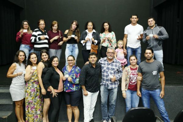 Lista: 40 artesãos de Linhares recebem carteirinhas da Secretaria de Cultura