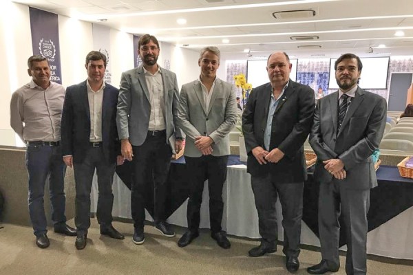 Linhares participa de encontro com empresa de aviação em SP