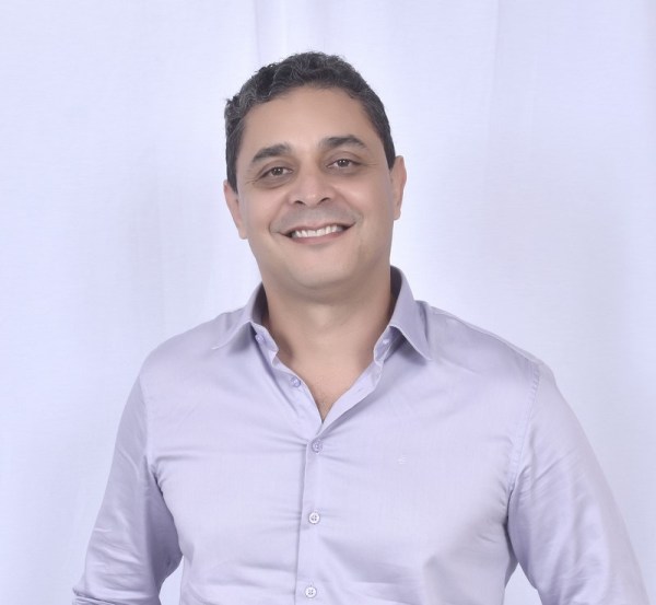 Candidato produz o próprio marketing, e declara: Nada de rabo preso
